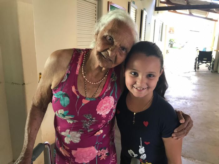 ENTREGA DE POLTRONAS NO LAR DO IDOSO